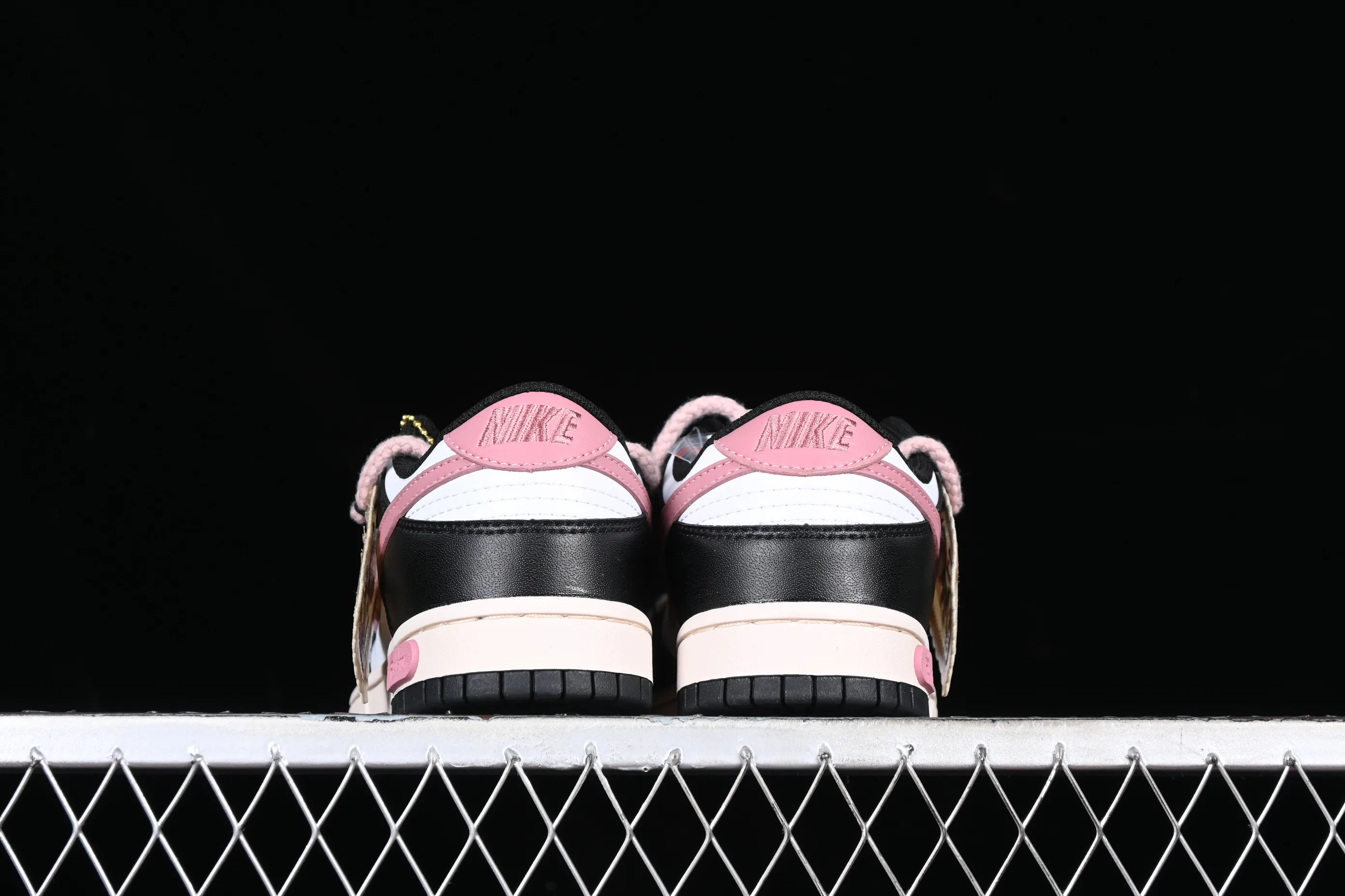 All Categories Nk SB Dunk Series Nk SB Dunk Low Low-top sneakers Nk Dunk Low Black Rose Thoughts Cloth patch Rope shoelaces Girls Sweet cool style SB strap low-top casual sneakers CW1590-100